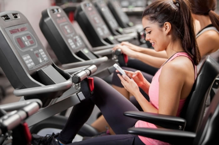 Sử dụng điện thoại khi tập gym khiến bạn 
bị mất tập trung, giảm hiệu quả của buổi tập