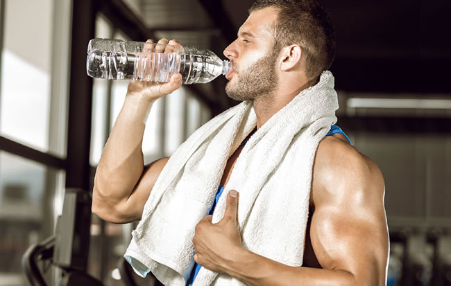 uoonggs đủ nước khi tập gym