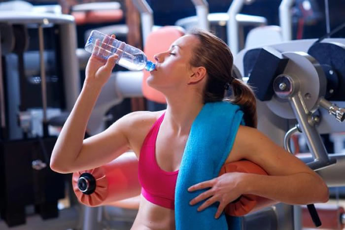 Uống đủ nước khi tập gym