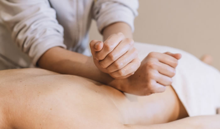 Massage hoặc vật lý trị liệu giúp giảm bớt tình 
trạng đau lưng